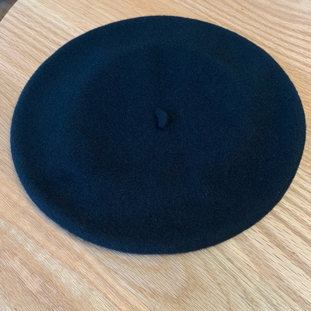 Classic Black Beret by Le béret français